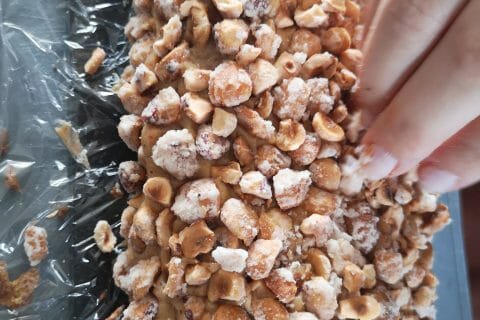 Cliquez pour zoomer ! Bûche pralinée aux éclats de noisettes caramélisés Thermomix par katia Dtd