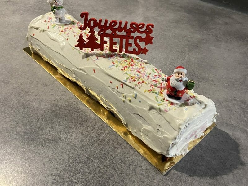 Cliquez pour zoomer ! Bûche de Noël framboises et chocolat blanc Thermomix par alinemlr