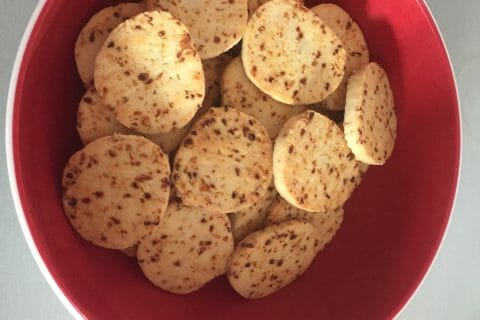 Cliquez pour zoomer ! Biscuits apéritif crème et oignon au Thermomix