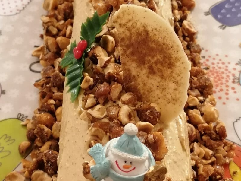 Cliquez pour zoomer ! Bûche pralinée aux éclats de noisettes caramélisés Thermomix par lisa_20