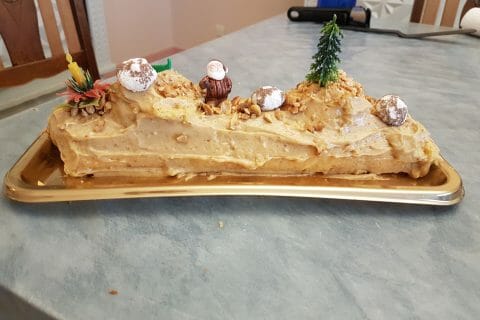Cliquez pour zoomer ! Bûche pralinée aux éclats de noisettes caramélisés Thermomix par karine3873