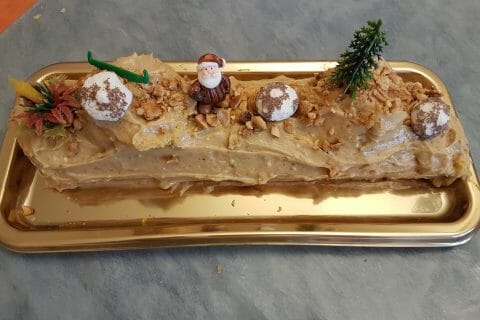 Cliquez pour zoomer ! Bûche pralinée aux éclats de noisettes caramélisés Thermomix par karine3873