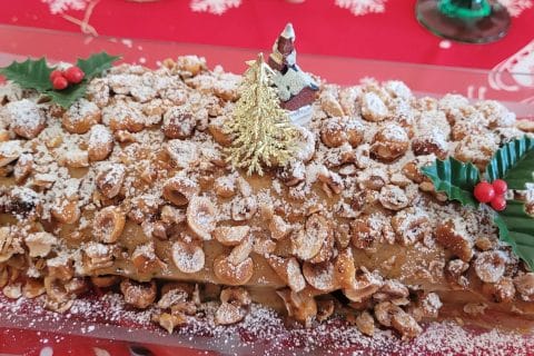 Cliquez pour zoomer ! Bûche pralinée aux éclats de noisettes caramélisés Thermomix par vanessa_1931