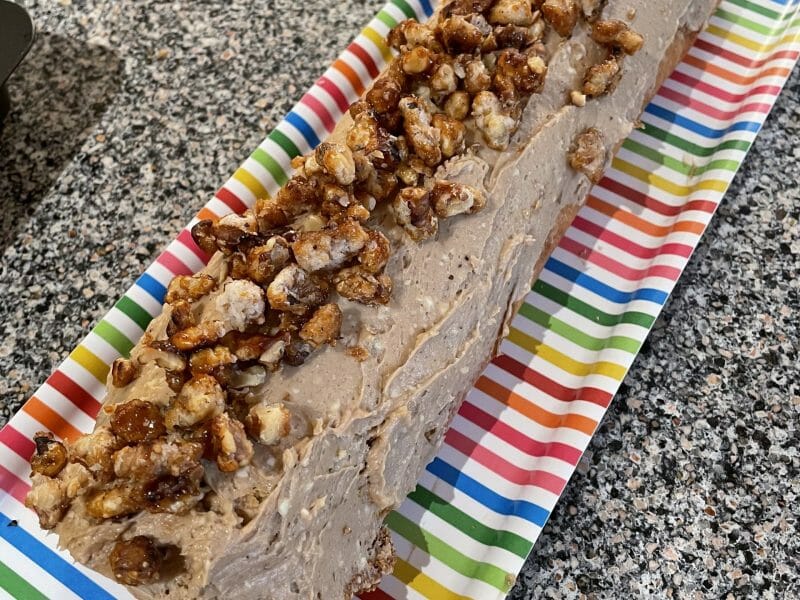 Cliquez pour zoomer ! Bûche pralinée aux éclats de noisettes caramélisés Thermomix par nanie92