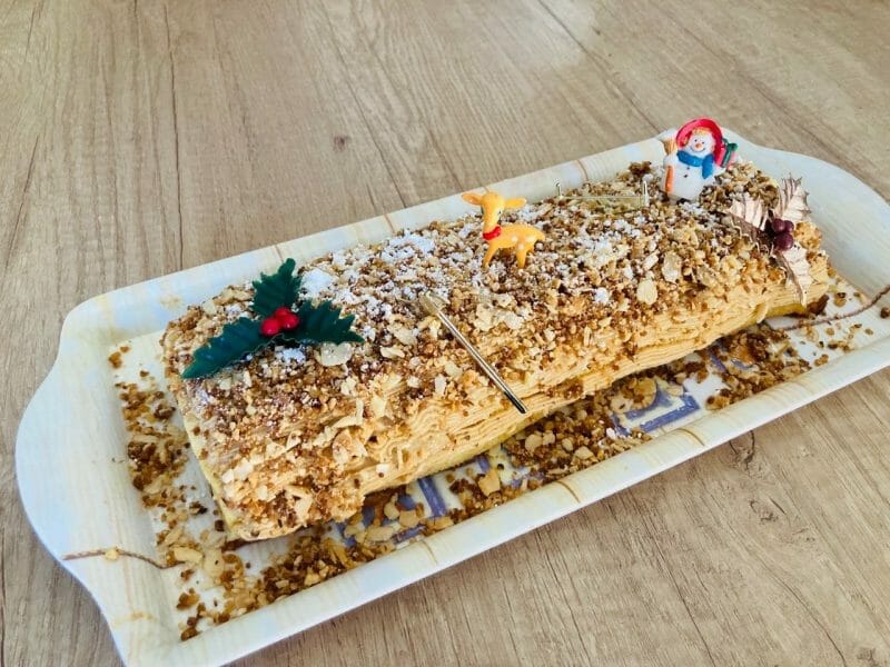 Cliquez pour zoomer ! Bûche pralinée aux éclats de noisettes caramélisés Thermomix par Mylene34