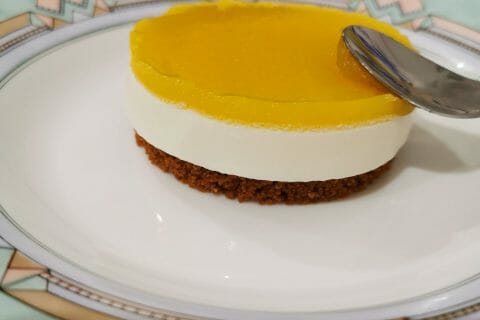 Cliquez pour zoomer ! Panna cotta citron sur sablé spéculoos et miroir de mangue Thermomix par Lénaïk