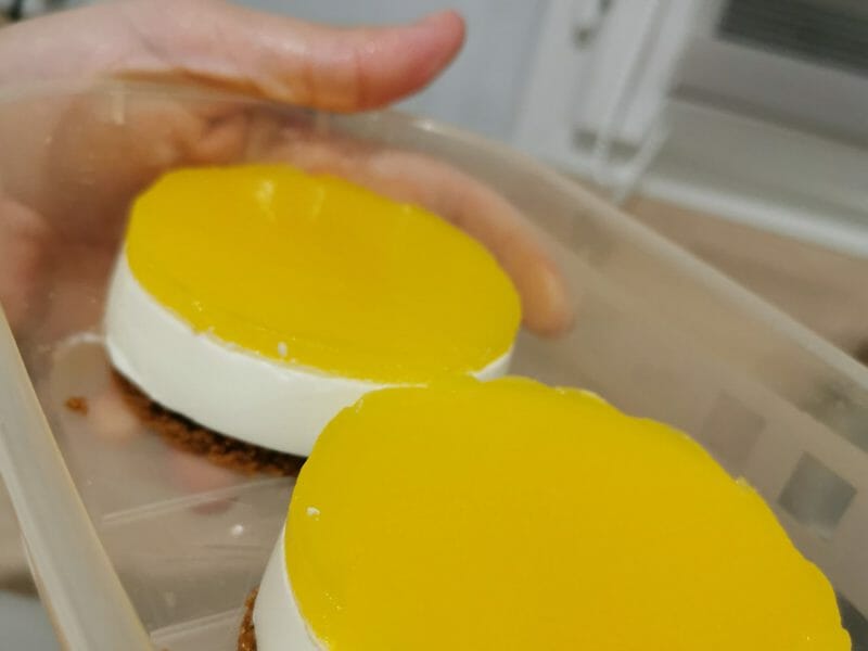 Cliquez pour zoomer ! Panna cotta citron sur sablé spéculoos et miroir de mangue Thermomix par Lénaïk