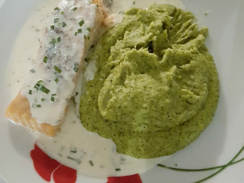 Cliquez pour zoomer ! Saumon sur purée de brocolis Thermomix par vinie82