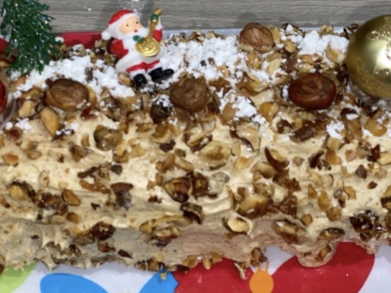 Cliquez pour zoomer ! Bûche pralinée aux éclats de noisettes caramélisés Thermomix par marylineribeiro