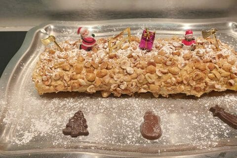 Cliquez pour zoomer ! Bûche pralinée aux éclats de noisettes caramélisés Thermomix par julismany