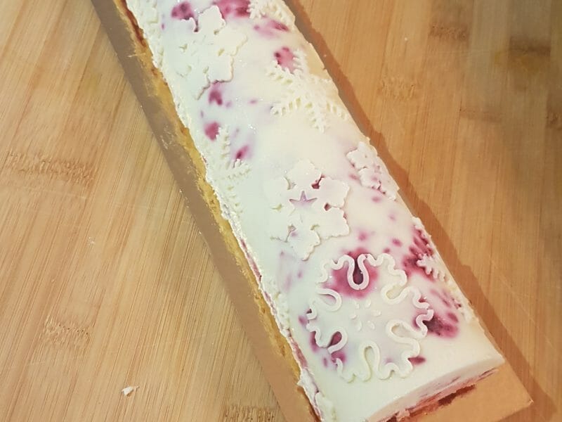 Cliquez pour zoomer ! Bûche de Noël framboises et chocolat blanc Thermomix par marine_132