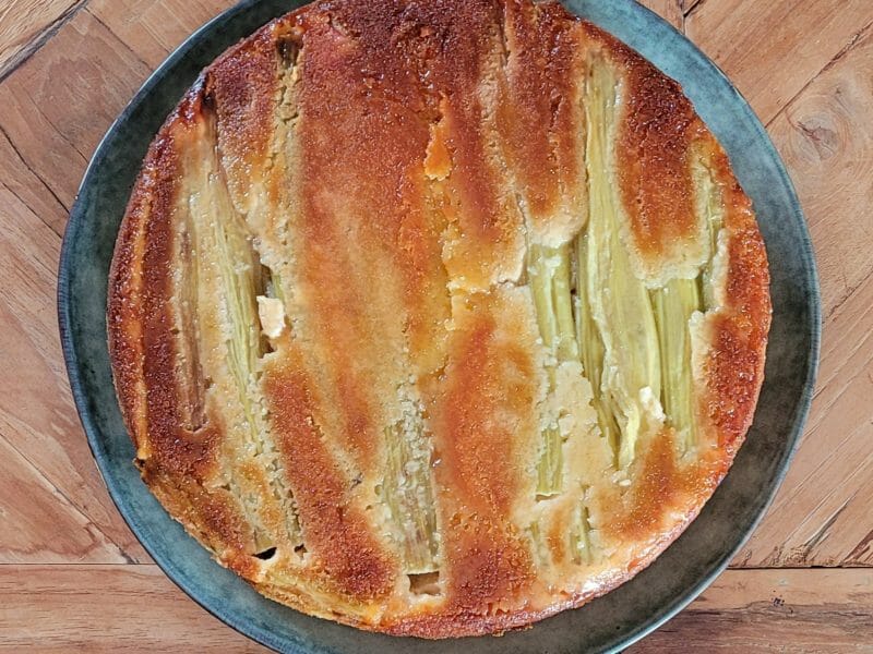 Cliquez pour zoomer ! Gâteau renversé à la rhubarbe et caramel au beurre salé Thermomix par lynette62144