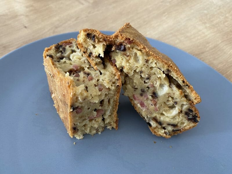 Cliquez pour zoomer ! Cake chèvre, noisettes et lardons Thermomix par Chhunnyy