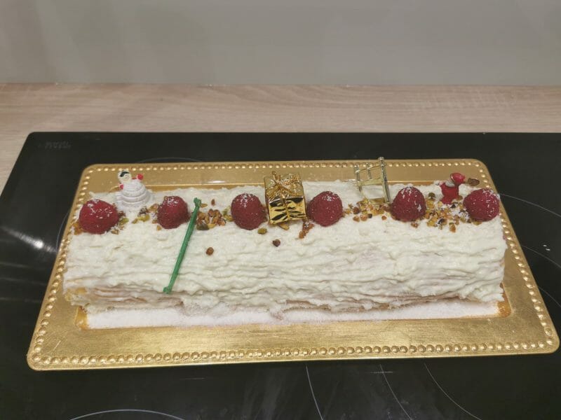 Cliquez pour zoomer ! Bûche de Noël framboises et chocolat blanc Thermomix par aurelie_202