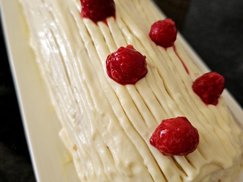 Cliquez pour zoomer ! Bûche de Noël framboises et chocolat blanc Thermomix par niass92