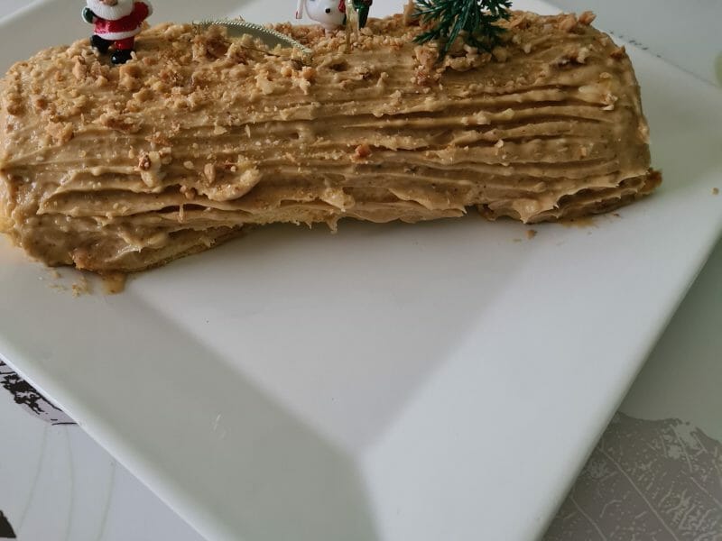 Cliquez pour zoomer ! Bûche pralinée aux éclats de noisettes caramélisés Thermomix par cindy-24