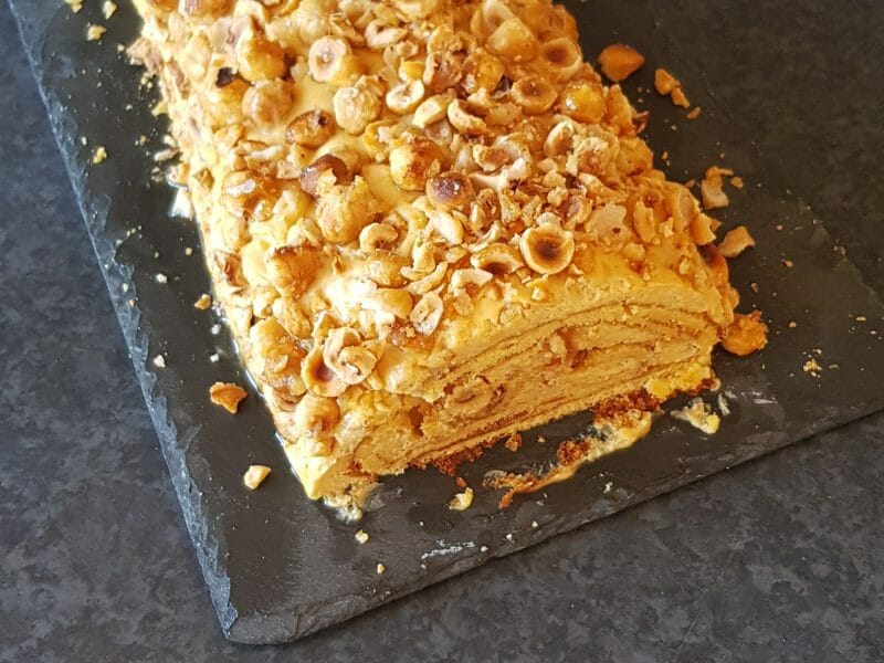 Cliquez pour zoomer ! Bûche pralinée aux éclats de noisettes caramélisés Thermomix par jd