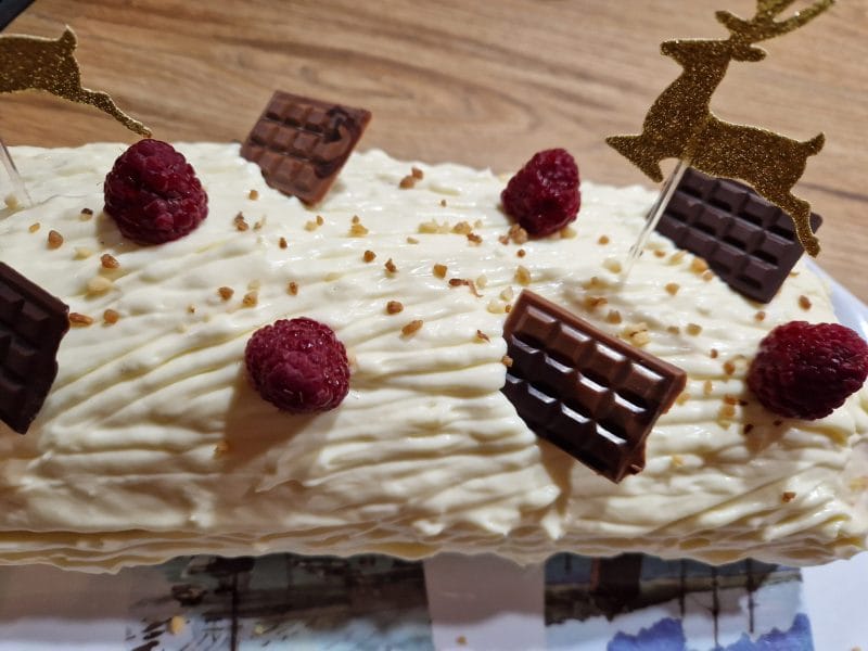 Cliquez pour zoomer ! Bûche de Noël framboises et chocolat blanc Thermomix par sanou51