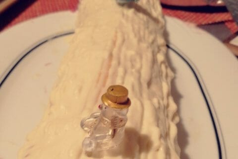 Cliquez pour zoomer ! Bûche de Noël framboises et chocolat blanc Thermomix par charbonnela