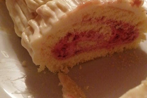Cliquez pour zoomer ! Bûche de Noël framboises et chocolat blanc Thermomix par charbonnela