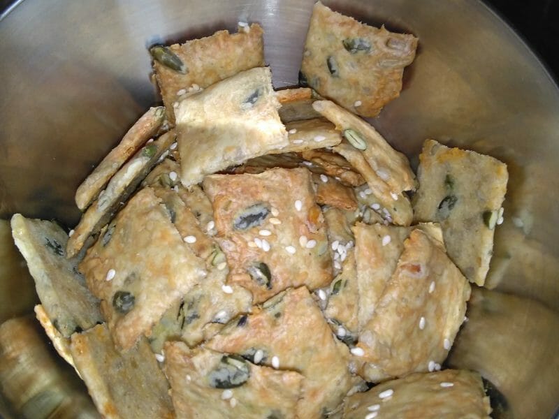 Cliquez pour zoomer ! Crackers salés à l’emmental et aux graines Thermomix par miamandine