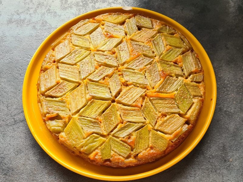Cliquez pour zoomer ! Gâteau renversé à la rhubarbe et caramel au beurre salé Thermomix par nini35470