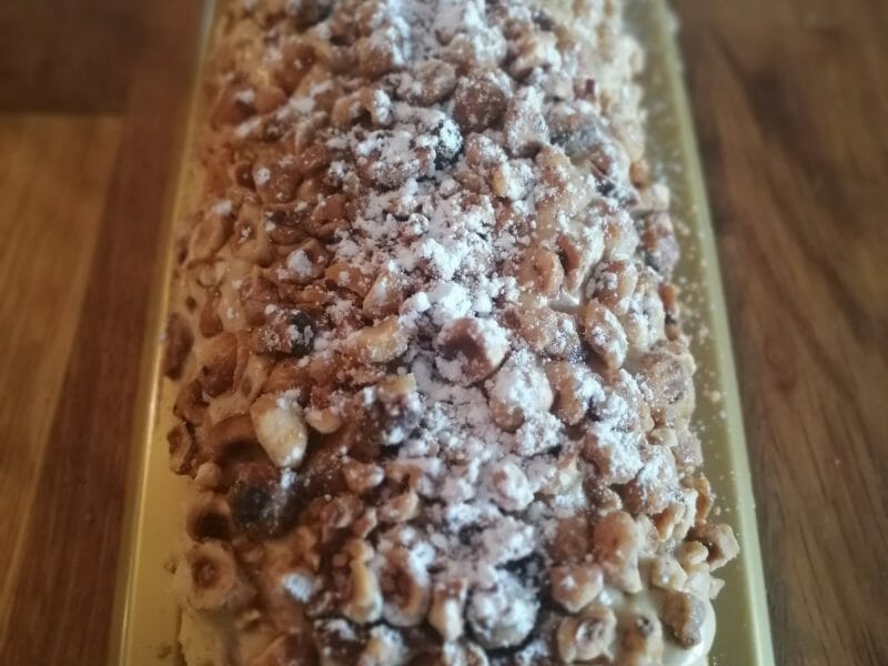 Cliquez pour zoomer ! Bûche pralinée aux éclats de noisettes caramélisés Thermomix par Virginie