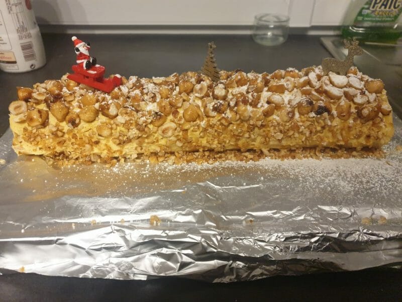 Cliquez pour zoomer ! Bûche pralinée aux éclats de noisettes caramélisés Thermomix par lilie13400