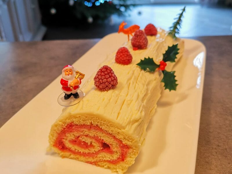 Cliquez pour zoomer ! Bûche de Noël framboises et chocolat blanc Thermomix par virginiepetejo