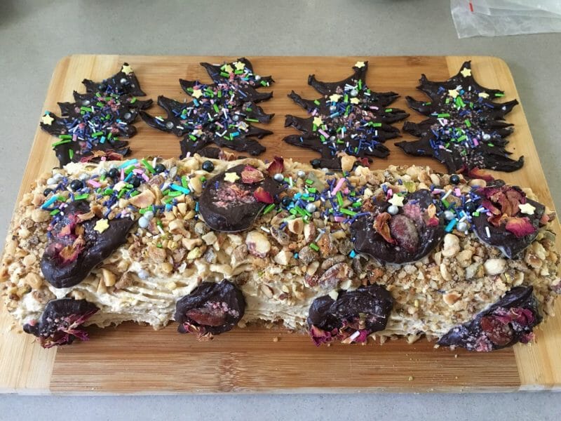 Cliquez pour zoomer ! Bûche pralinée aux éclats de noisettes caramélisés Thermomix par vanessaforrester