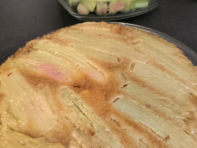 Cliquez pour zoomer ! Gâteau renversé à la rhubarbe et caramel au beurre salé Thermomix par angelique_7778