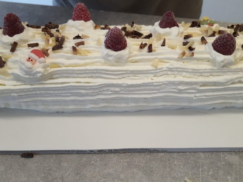 Cliquez pour zoomer ! Bûche de Noël framboises et chocolat blanc Thermomix par mma57