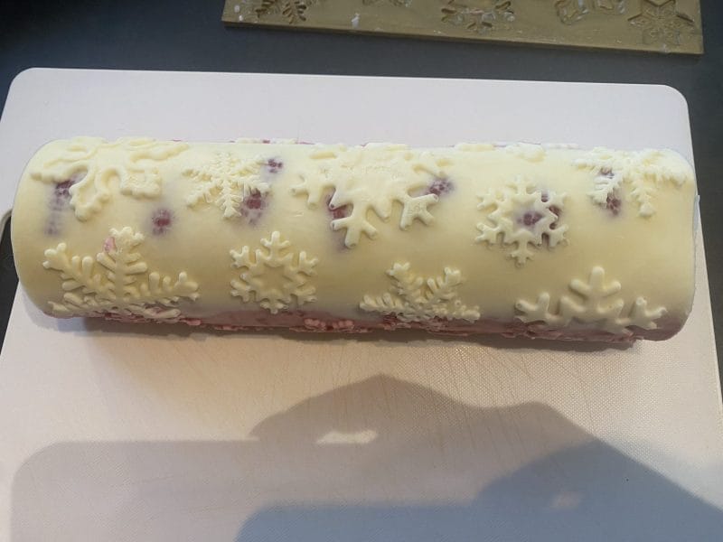 Cliquez pour zoomer ! Bûche de Noël framboises et chocolat blanc Thermomix par morgane13370