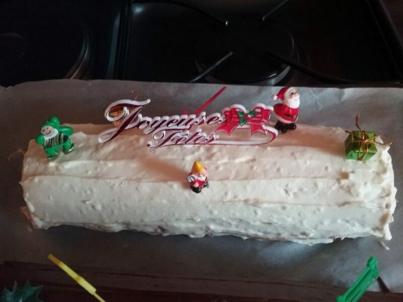 Cliquez pour zoomer ! Bûche de Noël framboises et chocolat blanc Thermomix par Sylvia07