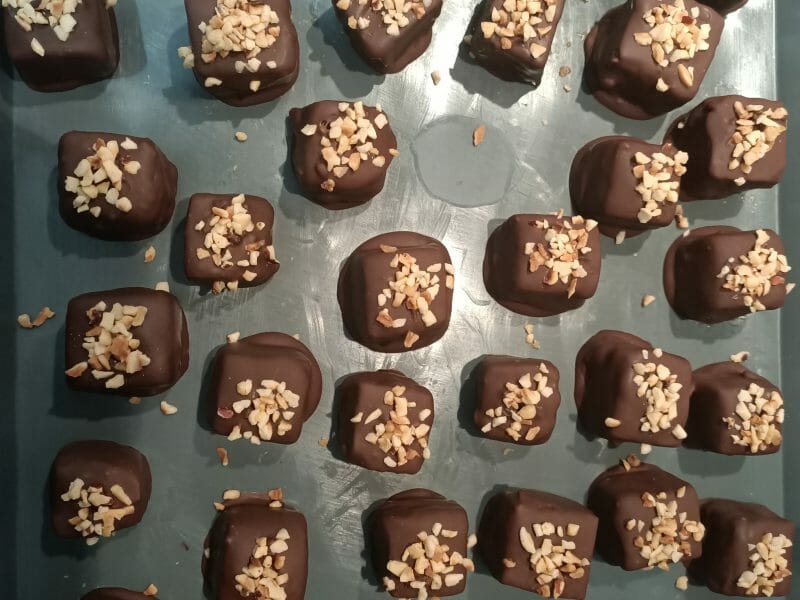 Cliquez pour zoomer ! Caramels aux cacahuètes enrobés de chocolat Thermomix par sofy5487