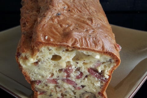 Cliquez pour zoomer ! Cake chèvre, noisettes et lardons au Thermomix