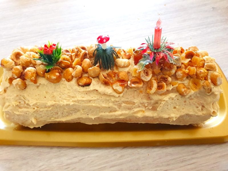 Cliquez pour zoomer ! Bûche pralinée aux éclats de noisettes caramélisés Thermomix par Reine81