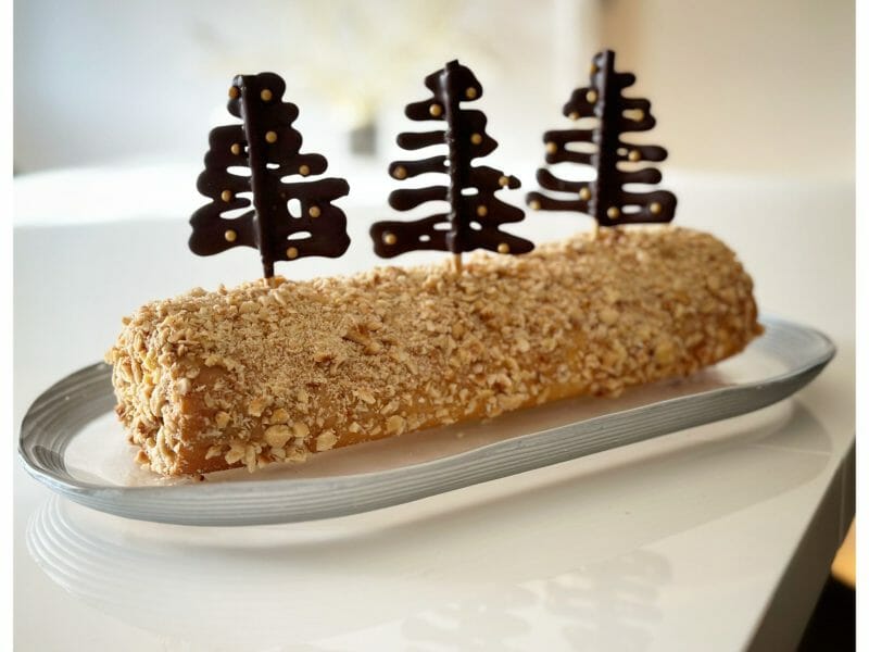 Cliquez pour zoomer ! Bûche pralinée aux éclats de noisettes caramélisés Thermomix par nathalie_borella