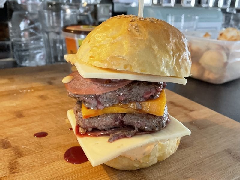 Cliquez pour zoomer ! Burger de boeuf aux olives et oignons caramélisés Thermomix par Les saveurs d’Ann’Abel