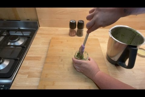 Cliquez pour zoomer ! Pesto de roquette et noisettes Thermomix par Les saveurs d’Ann’Abel