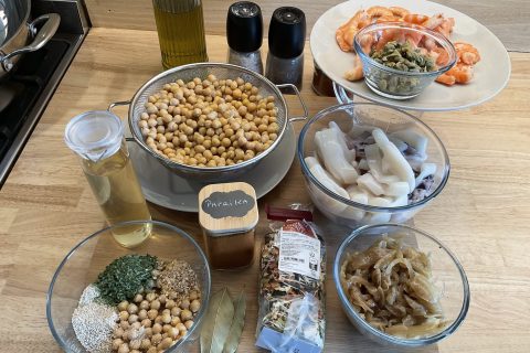 Cliquez pour zoomer ! Ragoût de pois chiches à la seiche et aux crevettes Thermomix par Les saveurs d’Ann’Abel