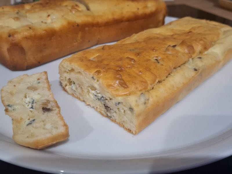 Cliquez pour zoomer ! Cake à la fourme d’Ambert, noix et raisins secs Thermomix par Petroni