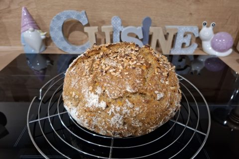 Cliquez pour zoomer ! Pain cocotte aux carottes et aux noisettes Thermomix par Petroni