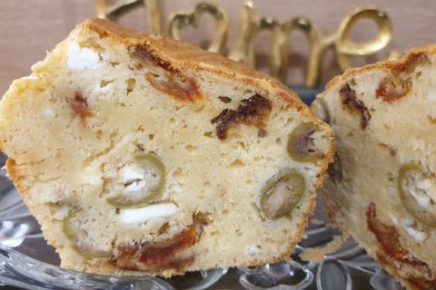 Cliquez pour zoomer ! Cake tomates séchées, olives vertes et feta Thermomix par Petroni