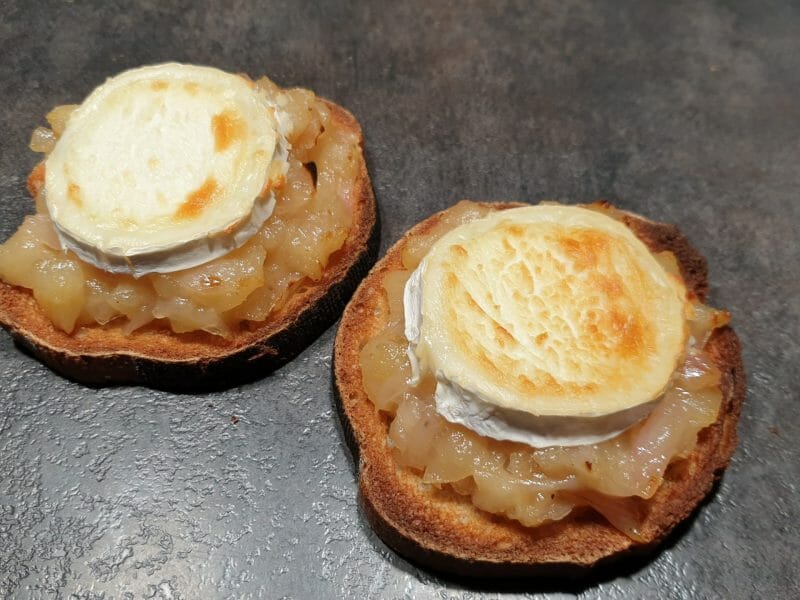 Cliquez pour zoomer ! Tartines échalotes et poires au chèvre Thermomix par Petroni