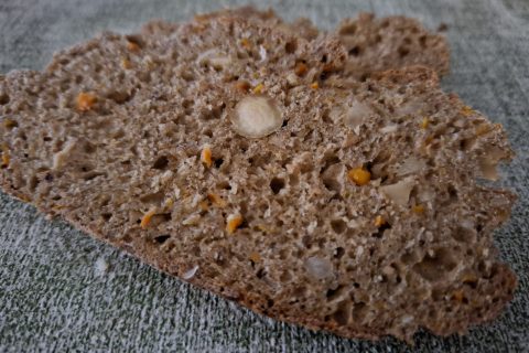 Cliquez pour zoomer ! Pain cocotte aux carottes et aux noisettes Thermomix par Petroni