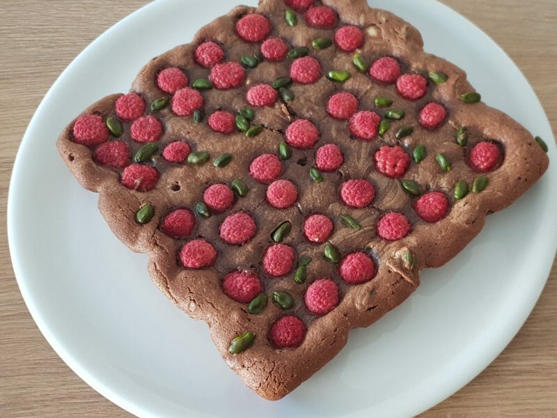 Cliquez pour zoomer ! Brownie framboises, pistaches et pépites de chocolat blanc Thermomix par Petroni