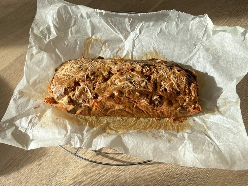 Cliquez pour zoomer ! Cake à la fourme d’Ambert, noix et raisins secs Thermomix par Venga