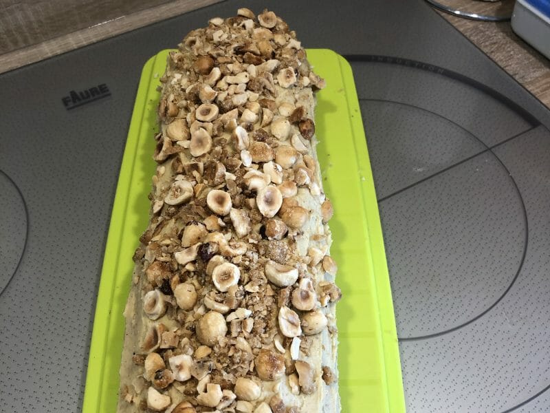 Cliquez pour zoomer ! Bûche pralinée aux éclats de noisettes caramélisés Thermomix par vb63