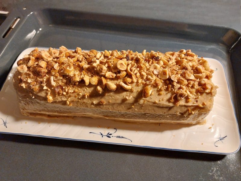Cliquez pour zoomer ! Bûche pralinée aux éclats de noisettes caramélisés Thermomix par karine_zp